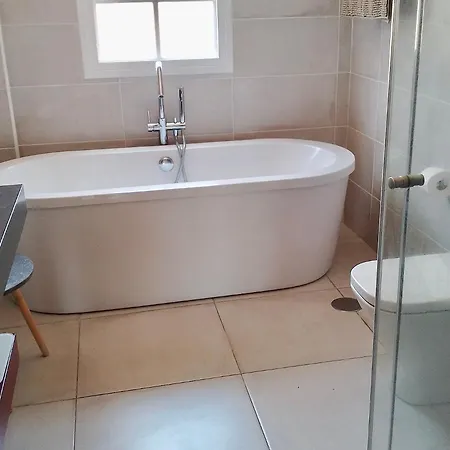 Villa Consuelo - Quiet Location Close To Buzanada