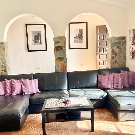 Villa Consuelo - Quiet Location Close To Buzanada