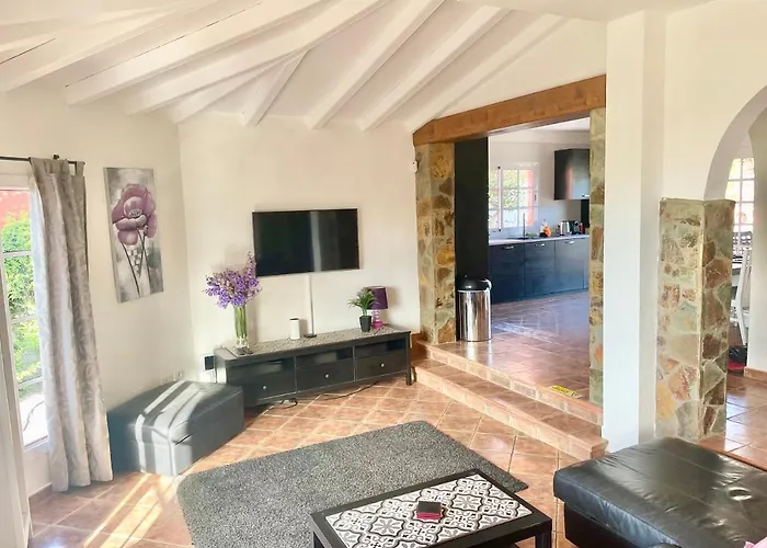 Consuelo - Quiet Location Close To Villa